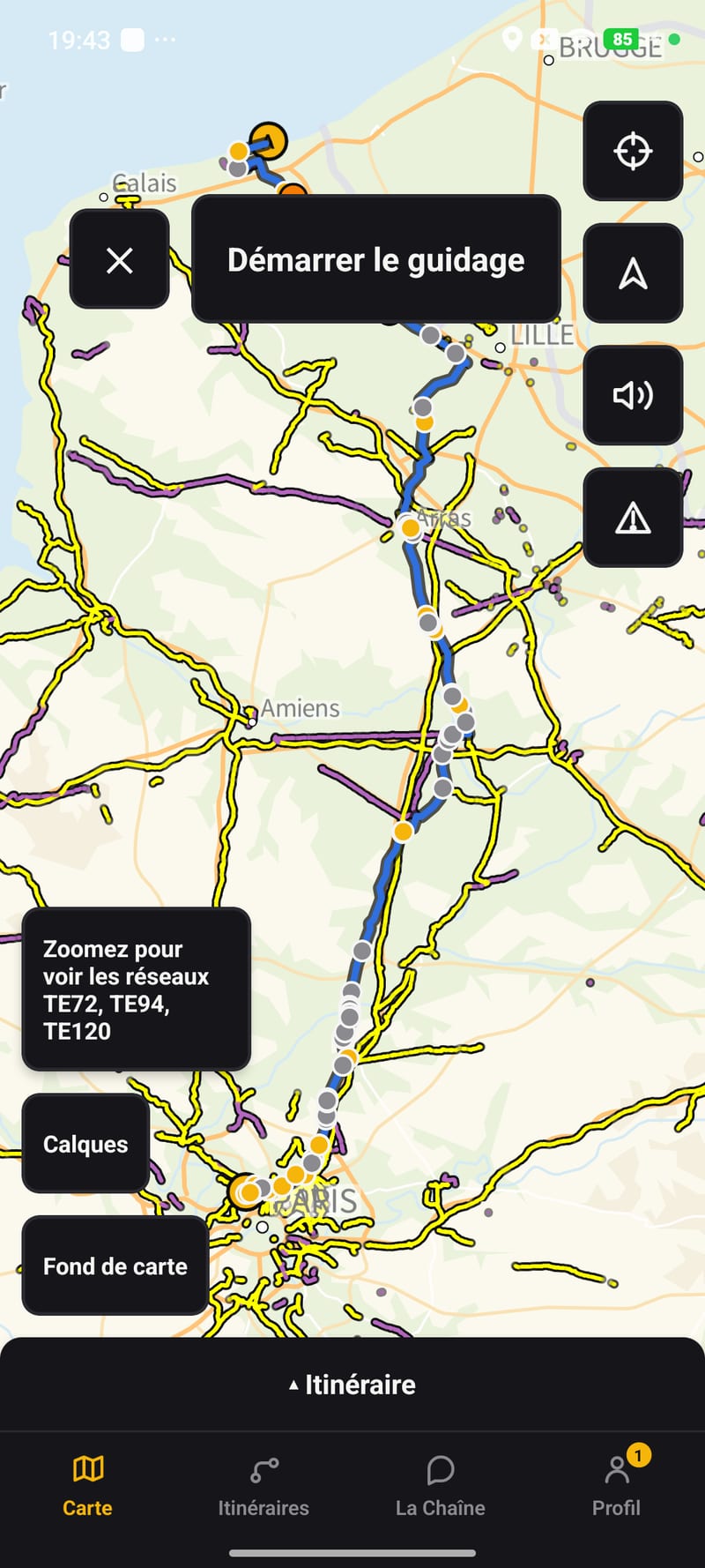 Schermata dell'applicazione Android: tracciato dell'itinerario sulla mappa, reti TE e opere d'arte, pulsanti Livelli e Mappa di base